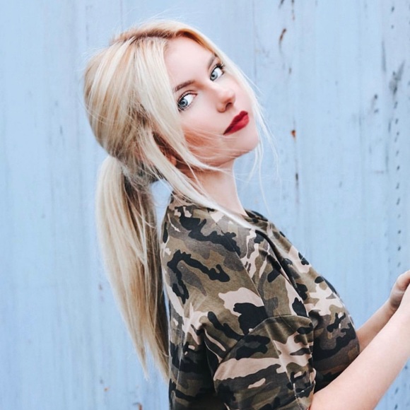 Meet your Posher, Brooke - Picture 1 of 1